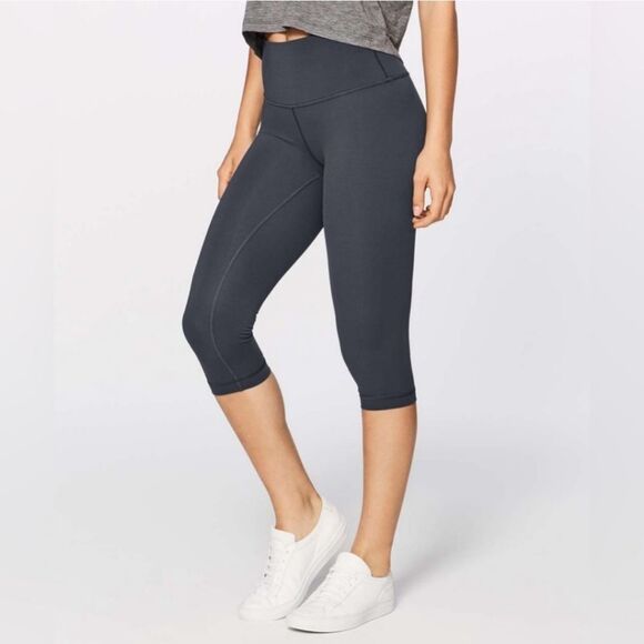 LULULEMON Black Wunder Under Crop Leggings Women's Size 4  Capri - Picture 1 of 7